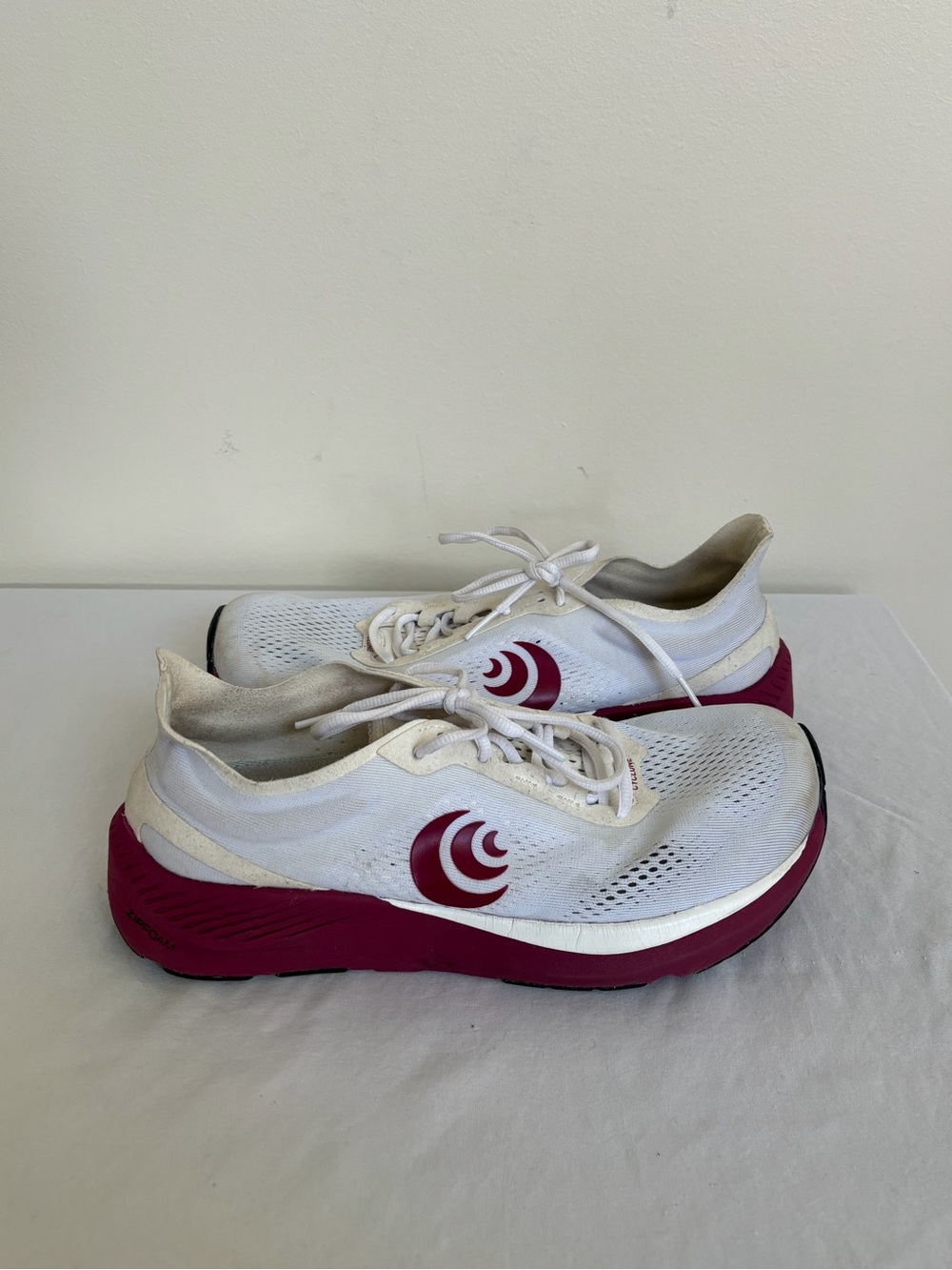 Topo Athletic Cyclone White Sangria sz 10 Womens Eu 42